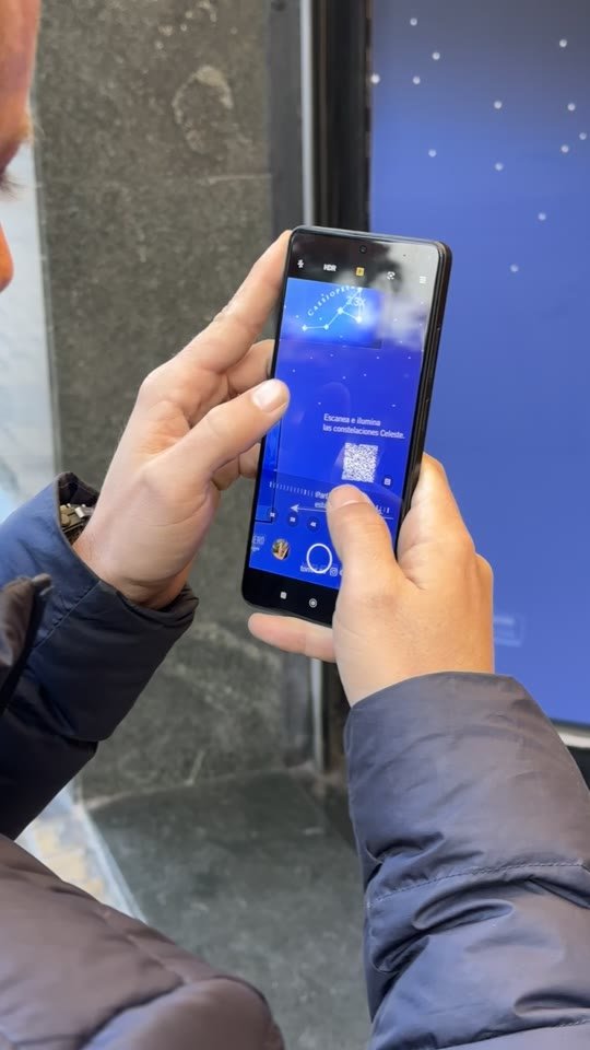 Panel LED interactivo en Licorería Lafuente, Barcelona — escaparate Bodegas Torres Celeste